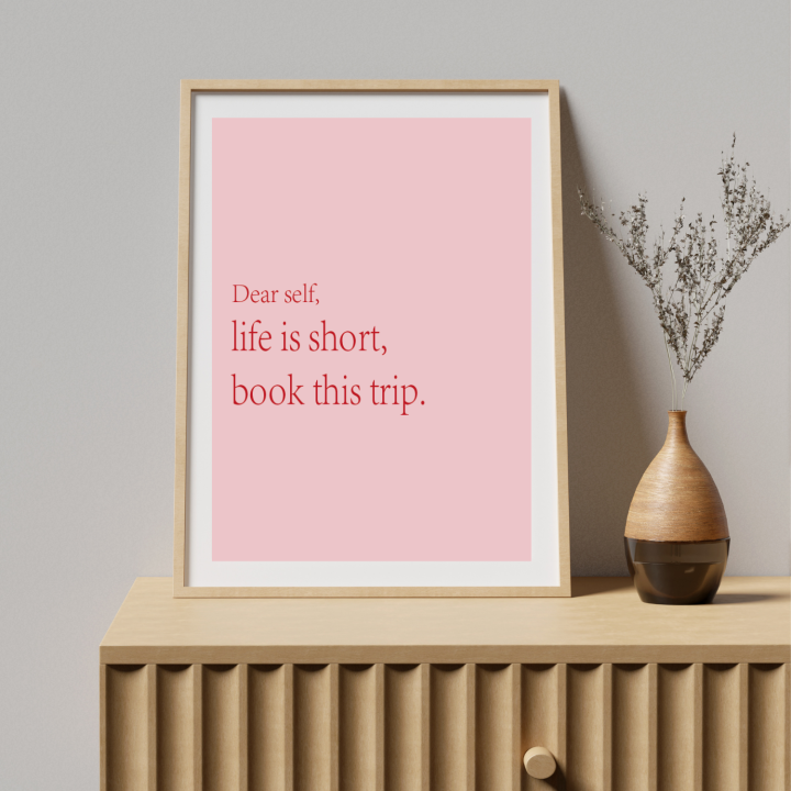 Plakat z inspirującym hasłem o podróżach – motywujący akcent do wnętrz dla osób kochających zwiedzanie świata