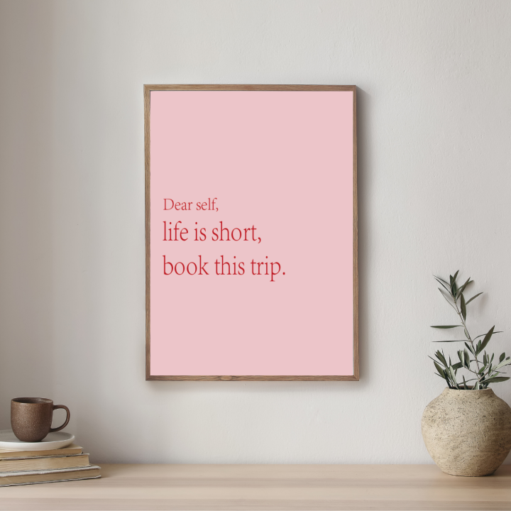 Nowoczesny plakat podróżniczy z cytatem motywującym do działania – dekoracja dla pasjonatów wyjazdów i przygód