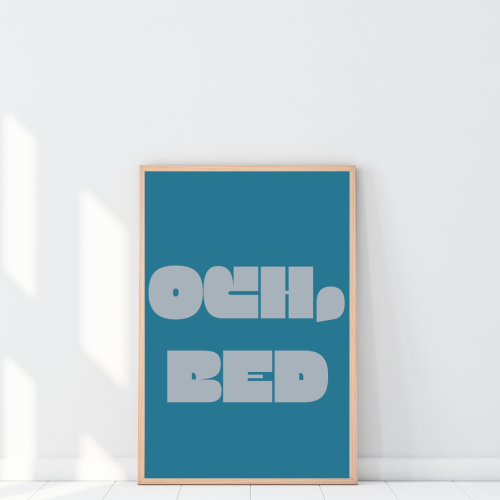 Plakat do sypialni z zabawnym cytatem Och bed – oryginalny prezent dla par i stylowa dekoracja, która dodaje wnętrzu humoru i charakteru.
