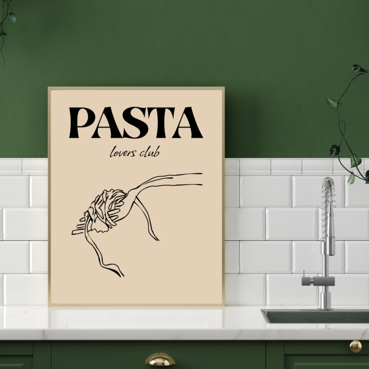 Modny plakat do kuchni z makaronem na widelcu na beżowym tle – stylowa dekoracja ścienna do nowoczesnych i klasycznych wnętrz kuchennych.