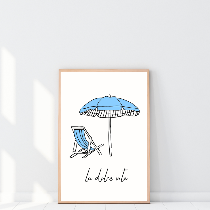 Plakat wykonany technika line art ze wzorem niebiesko bialego parasola i lezaka