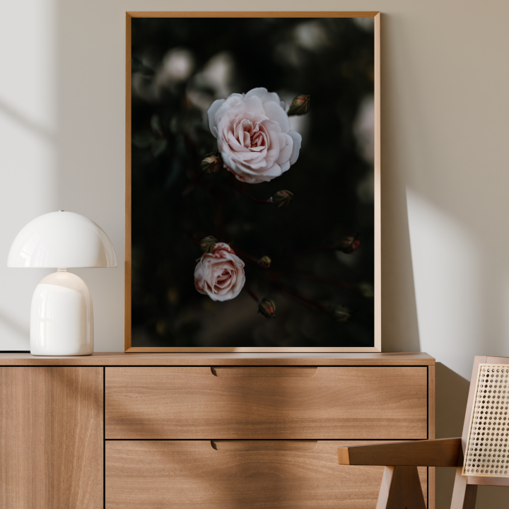 Autorska grafika z białymi różami