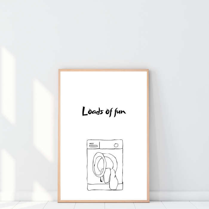 Plakat do łazienki z pralką to minimalistyczny czarno-biały humorystyczny napis Loads of fun