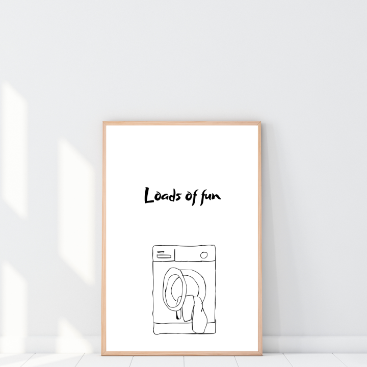 Plakat do łazienki z pralką to minimalistyczny czarno-biały humorystyczny napis Loads of fun