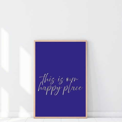 Plakat z napisem This is our happy place to idealny dodatek do wnętrza, który buduje przytulny klimat