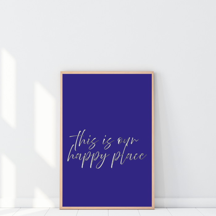 Plakat z napisem This is our happy place to idealny dodatek do wnętrza, który buduje przytulny klimat
