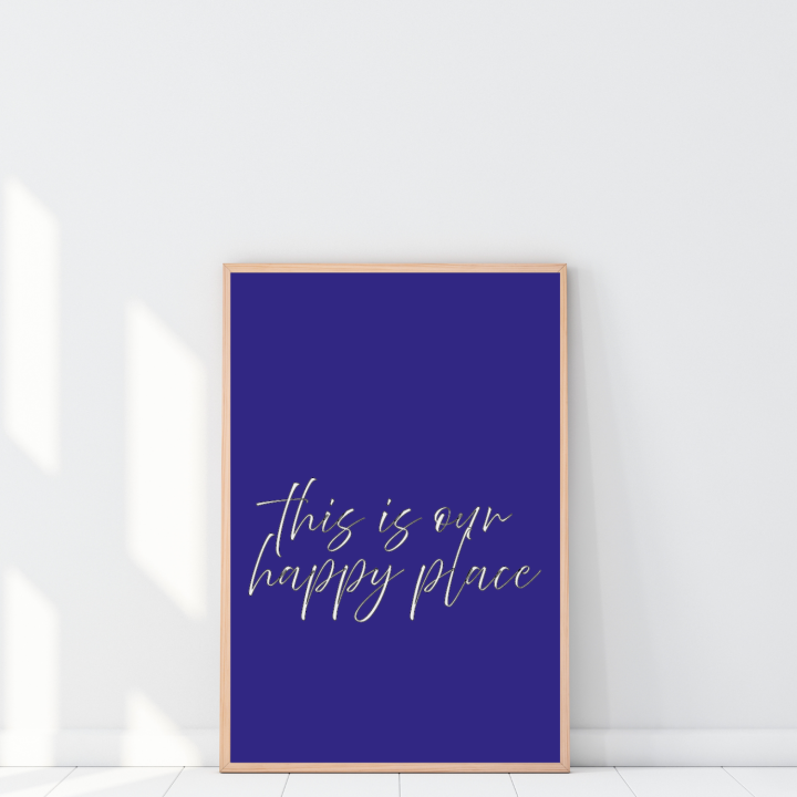 Plakat z napisem This is our happy place to idealny dodatek do wnętrza, który buduje przytulny klimat