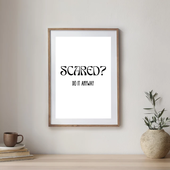 Plakat z cytatem do domowego biura to  grafika ścienna, która nadaje przestrzeni wyraźny charakter