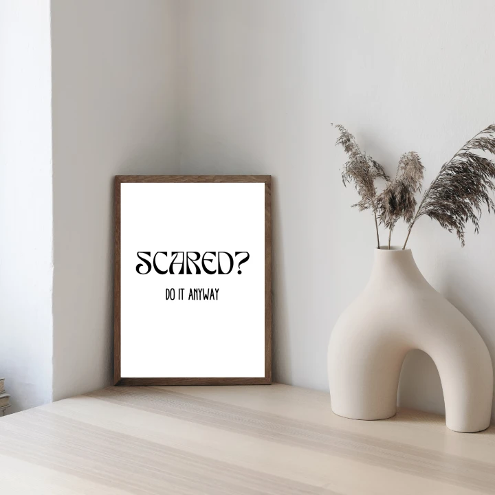 Dekoracyjny plakat z cytatem do miejsca pracy to akcent do gabinetu, który wspiera koncentrację