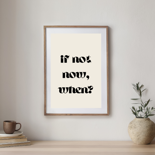 Plakat typograficzny z hasłem If not now when do domowego biura lub salonu to dekoracja na ścianę lub biurko, która wspiera codzienną pracę