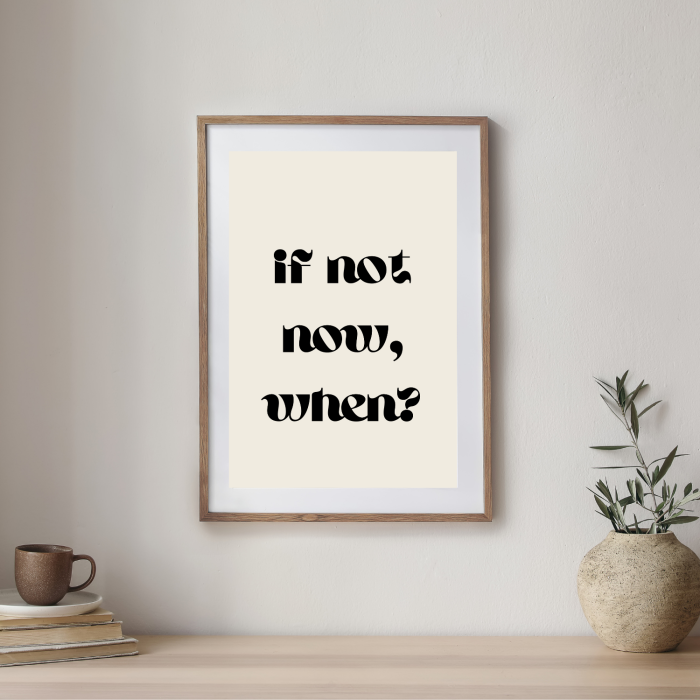 Plakat typograficzny z hasłem If not now when do domowego biura lub salonu to dekoracja na ścianę lub biurko, która wspiera codzienną pracę