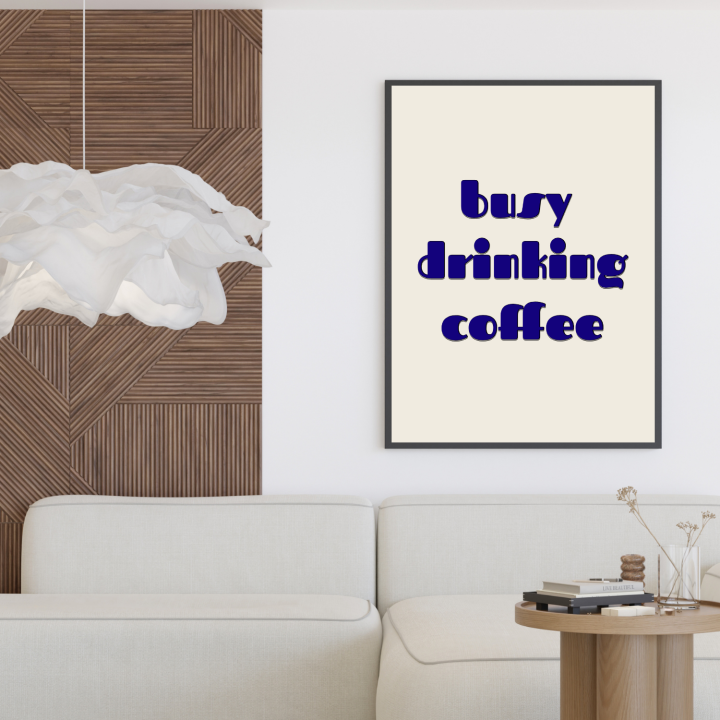 Plakat z humorystycznym napisem o piciu kawy