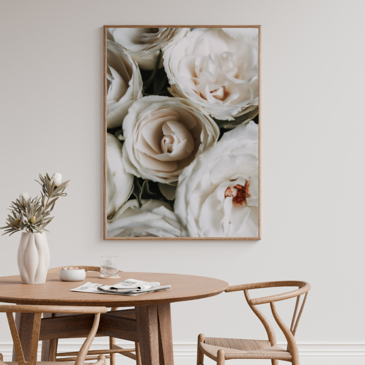 Plakat kwiatowy białe róże – stylowa dekoracja do salonu w nowoczesnym stylu