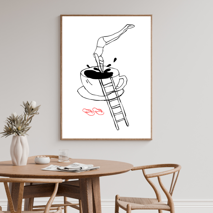 Plakat do kuchni z motywem kawy, kobieta skacząca do filiżanki to nowoczesna czarno-biała ilustracja w różnych rozmiarach do wyboru