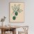 Plakat z zielonymi oliwkami 20x30 cm to minimalistyczna dekoracja do kuchni i jadalni w naturalnym, nowoczesnym stylu, idealna do jasnych i beżowych wnętrz.