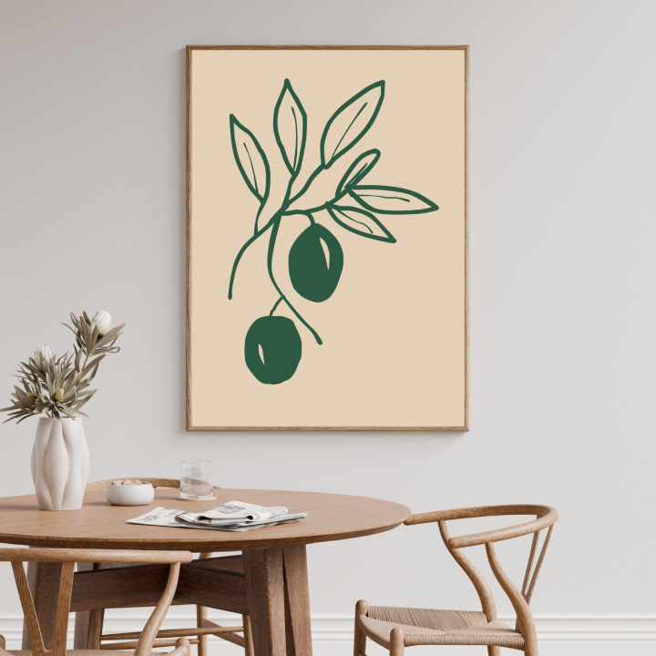Plakat z zielonymi oliwkami 20x30 cm to minimalistyczna dekoracja do kuchni i jadalni w naturalnym, nowoczesnym stylu, idealna do jasnych i beżowych wnętrz.