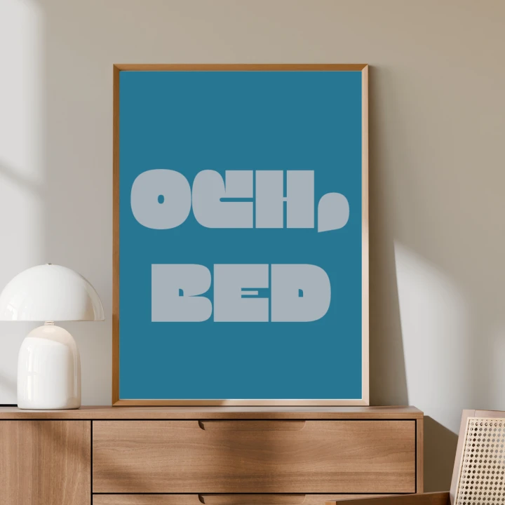 Zabawny plakat do sypialni w dużym formacie – nowoczesna dekoracja ścienna, która nadaje wnętrzu lekki, humorystyczny charakter i przyciąga uwagę.
