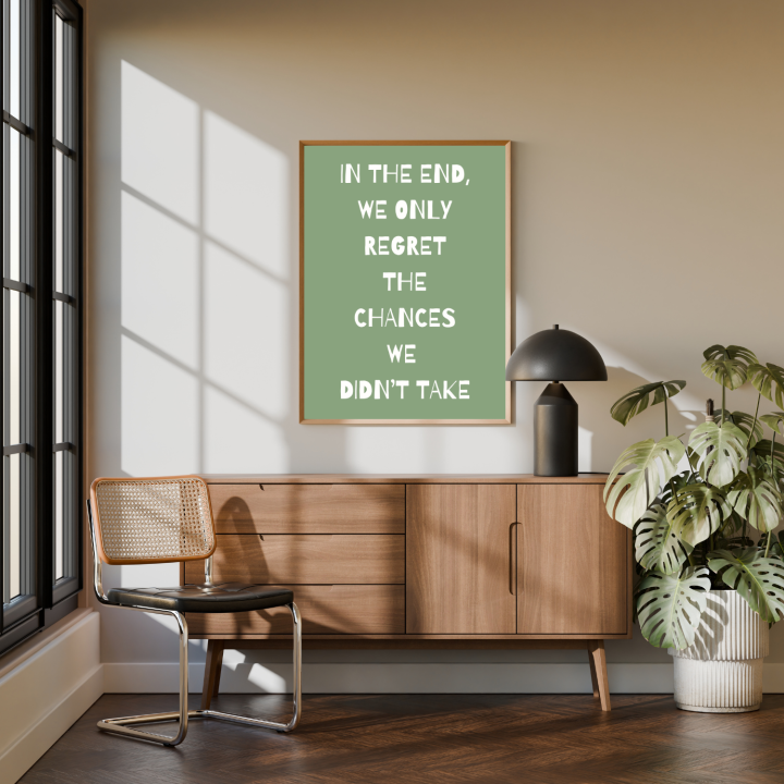 Motywacyjny plakat z napisem We only regret the chances we didn't take – dekoracja do biura lub sypialni