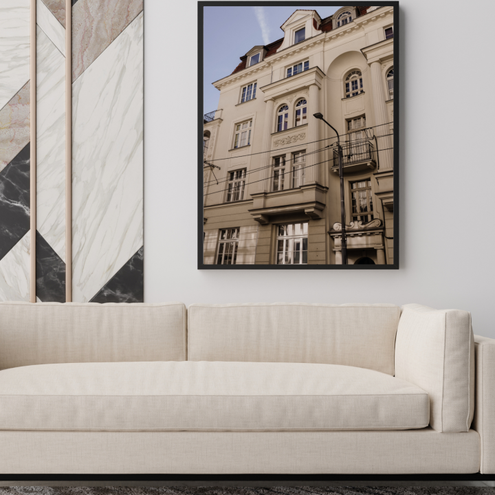 Plakat podróżniczy z motywem budynku do salonu – autorska fotografia, która wprowadza klimat podróży i nadaje wnętrzu wyrazisty charakter.