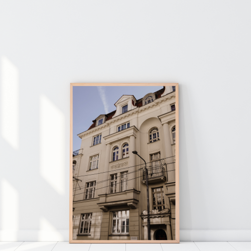 Plakat z miejską architekturą do nowoczesnego salonu – autorska dekoracja ścienna, która nadaje wnętrzu elegancki, designerski charakter i podkreśla styl aranżacji.