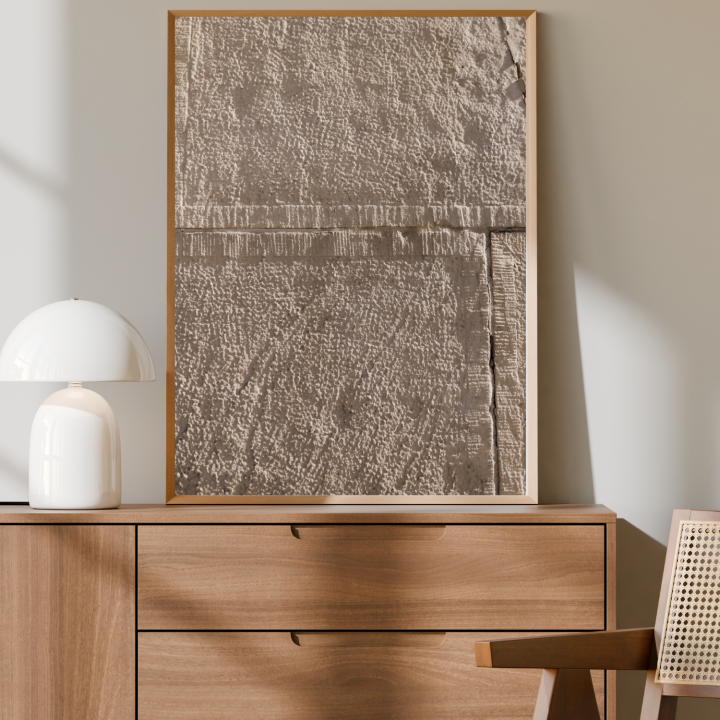 Strukturalny plakat w beżowym kolorze do nowoczesnego salonu 40x50 cm – elegancka dekoracja ścienna, która ociepla wnętrze i podkreśla minimalistyczny styl aranżacji.