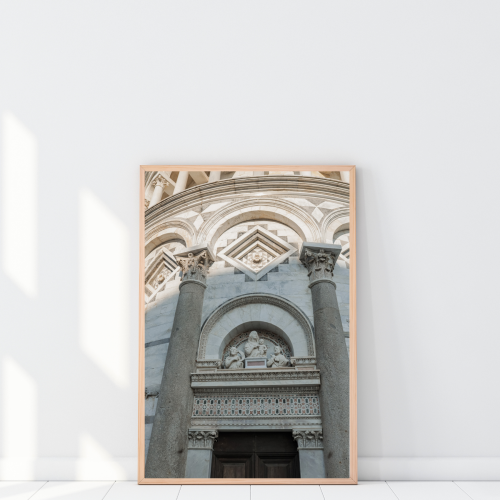 Plakat z Krzywą Wieżą w Pizie – autorska fotografia, stylowa dekoracja ścienna do salonu, która nadaje wnętrzu wyjątkowy, podróżniczy charakter.