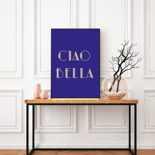 Grafika ścienna Ciao bella to autorski plakat do przedpokoju lud wiatrołapu, który ożywi Twoją przestrzeń już od wejścia do mieszkania