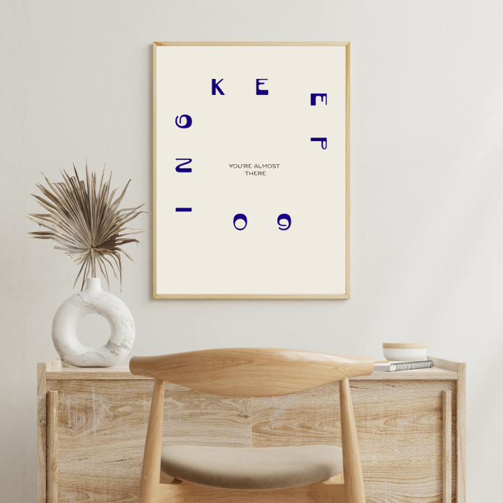 Plakat do domowego biura z cytatem to ścienna dekoracja wspierająca koncentrację