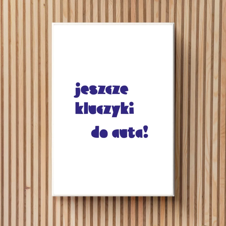 Zabawny plakat z napisem Jeszcze kluczki do auta to funkcjonalny akcent do przedpokoju, który ułatwia codzienne wyjścia