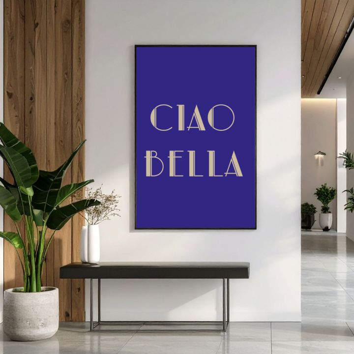 Plakat Ciao bella do przedpokoju – granatowa dekoracja do powieszenia przy drzwiach wejściowych