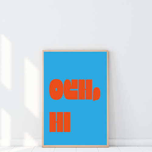 Plakat powitalny Och hi z pomarańczowym napisem do przedpokoju – nowoczesna, minimalistyczna dekoracja ścienna, która od razu wita gości i odświeża wnętrze.