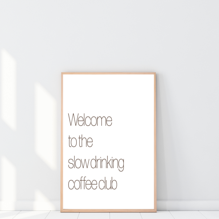 Typograficzny plakat dla miłośniczki kawy – zabawny napis, stylowa dekoracja ścienna do kuchni i jadalni, idealna dla fanów kawy i nowoczesnych wnętrz.