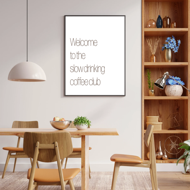 Plakat z napisem o kawie do jadalni lub biura – stylowa, typograficzna dekoracja ścienna dla miłośników kawy, która wprowadza nowoczesny, przyjemny klimat.
