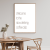 Plakat z cytatem o piciu kawy – nowoczesna dekoracja ścienna do kuchni i jadalni, która podkreśla miłość do kawy i nadaje wnętrzu przytulny charakter.