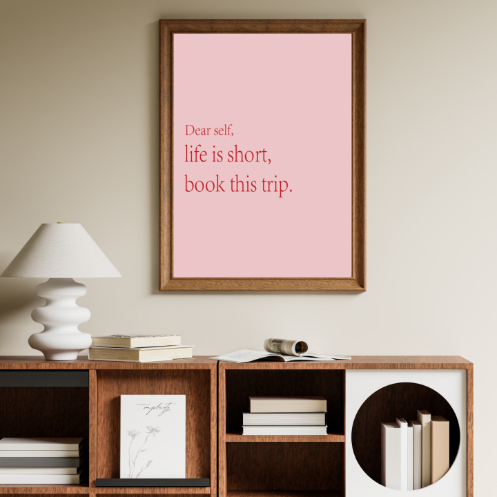 Typograficzna grafika ścienna z podróżniczym przesłaniem – nowoczesna dekoracja do salonu, sypialni lub biura