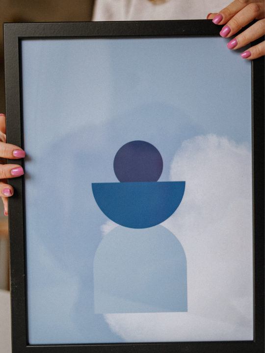 Geometryczny niebieski plakat do salonu – nowoczesna dekoracja ścienna, która wprowadza harmonię, spokój i podkreśla styl wnętrza.