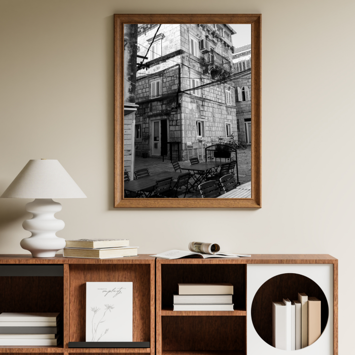 Nowoczesny czarno-biały plakat 40x50 cm to Twoja nowa stylowa dekoracja ściany do salonu, która podkreśli charakter Twojego wnętrza