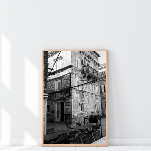 Czarno-biały plakat podróżniczy 30x40 cm to klimatyczna fotografia, która przeniesie atmosferę podróży do Twojego domu.