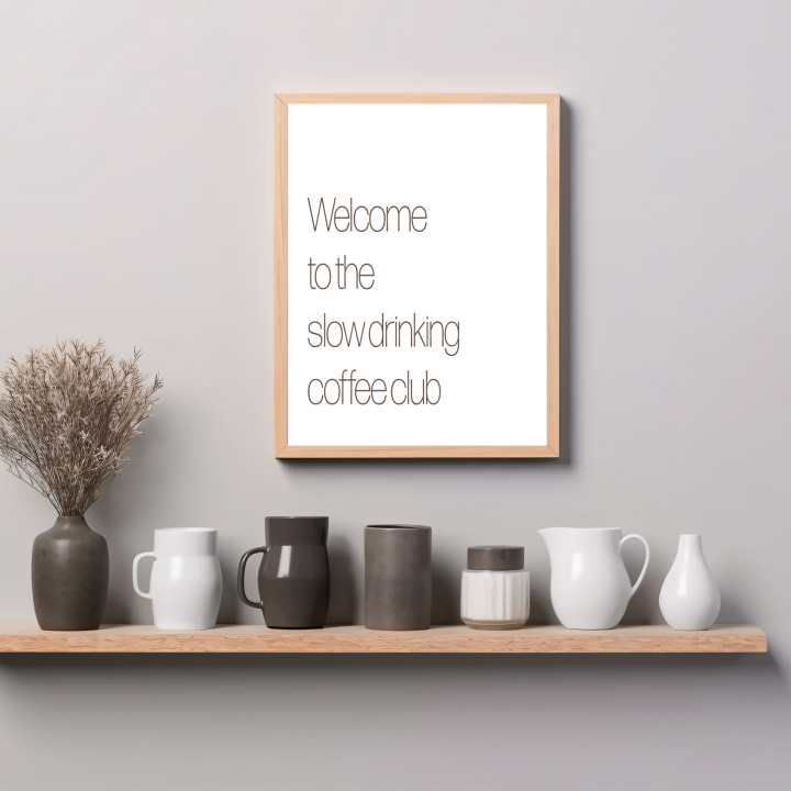 Typograficzny plakat do kuchni z zabawnym napisem o kawie – minimalistyczna dekoracja ścienna, idealna do kawowego kącika i nowoczesnych wnętrz.