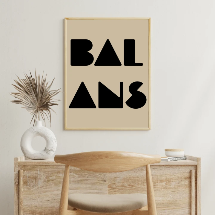 Plakat do salonu z modnym hasłem to oryginalna dekoracja do strefy dziennej w Twoim domu