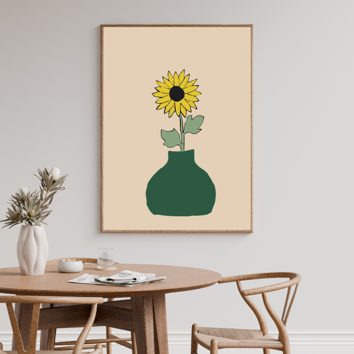 Stylowy beżowy plakat ze słonecznikiem w wazonie to elegancka dekoracja do salonu, która odmienia przestrzeń
