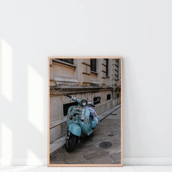 Poczuj klimat Włoch w swoim domu, zawieś na swojej ścianie plakat Vespa, który odmienił już niejedno wnętrze