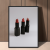 Minimalistyczny plakat z trzema szminkami do kącika beauty – stylowa dekoracja ściany dla miłośniczek makijażu