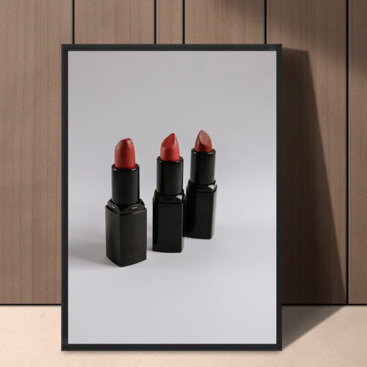 Minimalistyczny plakat z trzema szminkami do kącika beauty – stylowa dekoracja ściany dla miłośniczek makijażu