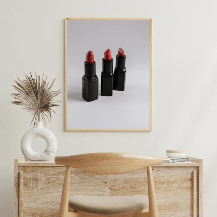 Szukasz idealnej dekoracji do beauty roomu? Sprawdź ten autorski plakat z trzema szminkami, który zrobi efekt WOW na Twojej ścianie.