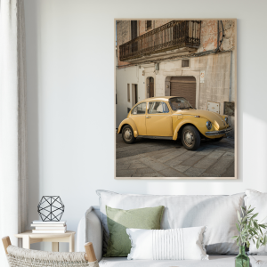 Autorski plakat vintage z zlotym klasycznym Volkswagenem Beetle