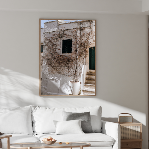 Plakat z Ostuni to autorska grafika z włoskiego Białego Miasta w Apulii, wyjątkowa dekoracja dla miłośników Włoch i podróży