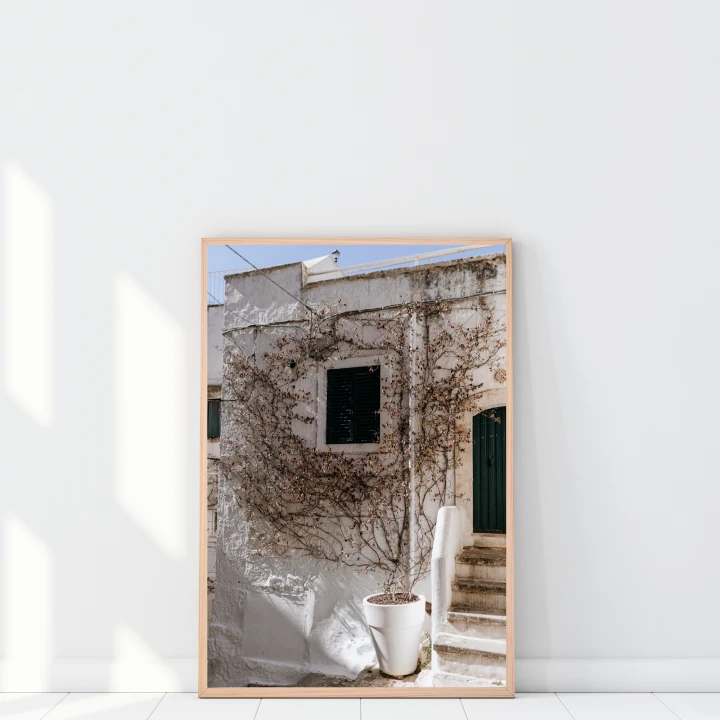 Autorski plakat przedstawiający Ostuni, słynne Białe Miasto w Apulii we Włoszech – klimatyczna grafika inspirowana włoskimi podróżami