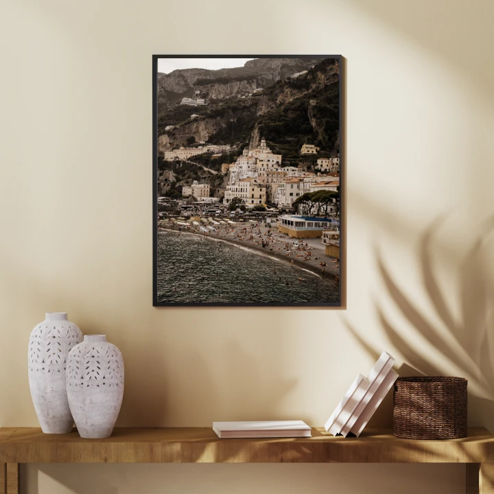 Oryginalny plakat przedstawiający plażę w Amalfi – włoski klimat, turkusowe morze i wyjątkowa dekoracja wnętrz inspirowana słoneczną Italią