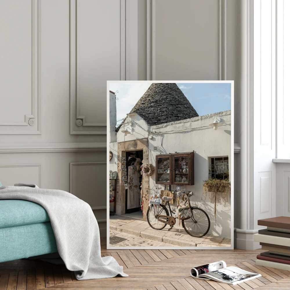 Plakat z  widokiem na włoski domek w Alberobello - stylowy dodatek do salonu nad kanapę